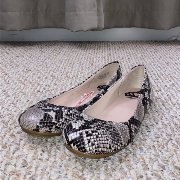 Fergalicious Shoes - NWOB Fergalicious by Fergie Reptile Faux Snakeskin Women’s Ballet Flats Shoes